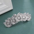 Dettaglio della molletta per capelli a girasole in argento vintage con finitura antica - Argento Antico