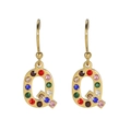 Boucles d'oreilles dorées avec pendentif lettre Q serti de strass multicolores - Lettre Q