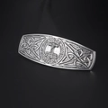 Fermaglio vintage argento con martello di Thor e rune vichinghe su sfondo nero opaco - Argento Antico