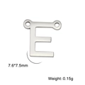 Vue détaillée du pendentif lettre E en acier inoxydable avec doubles trous et tailles - Couleur Acier-E