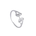 Elegante anillo de mariposa calada en acero inoxidable pulido sobre fondo blanco - US 7 / Color acero