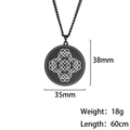 Collana con ciondolo rotondo nero in acciaio inox e motivo geometrico misura 35x38mm - Nero