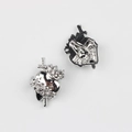 Vue détaillée avant et arrière du pin's cœur et épée en argent avec roses sculptées - Cœur Argent avec Flèche