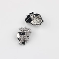 Gros plan de boutons en alliage de cœur avec motifs floraux et attaches métalliques au dos - Cœur Rose Argent
