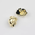 Vue détaillée de boutons en alliage doré en forme de cœur avec motifs floraux ornés - Cœur Rose Or