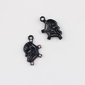 Detail von Totenkopf-Spinnennetz-Anhängern aus Legierung mit rosa Kristallen - Schwarz Basis Roter Strass