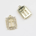 Detail voor- en achterkant van gouden kruishanger met parels en strass voor DIY-sieraden - Kruis Parel Stijl / Gouden basis parel