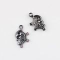 Makroaufnahme von Totenkopf-Spinnennetz-Anhängern aus Legierung mit rosa Strasssteinen für DIY - Waffenschwarz-Basis Roter Zirkonia