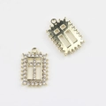 Detail van rechthoekige gouden kruishangers met parels en zirkoon voor DIY-sieraden - Kruis Zirkonia Stijl / Gouden Basis Zirkoon