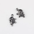 Detailansicht der Gunmetal Totenkopf-Spinnennetz-Anhänger mit Kristallen für DIY-Schmuck - Waffenschwarz-Basis Weißer Zirkonia