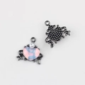 Détail de pendentif en cœur avec pierre opale, perle et motifs d'étoiles et lune - Base Noir de Fusil Rose
