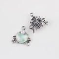 Détail d'un pendentif cœur argenté avec résine verte, perle et motifs étoile et lune - Base Argentée Vert