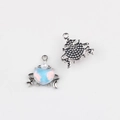 Détail d'un pendentif en pierre irisée en forme de cœur avec lune et étoile - Base K Blanche Bleu