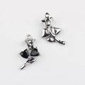 Detail von Rosenanhängern mit schwarzen Herzsteinen und Krallenfassungen für DIY-Schmuck - Silberbasis Schwarz