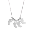 Collier avec pendentif pieds de bébé en acier poli argenté et billes métalliques - Couleur Argent (4 Empreintes)