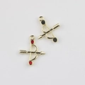 Detail von goldenen Pfeil und Bogen Anhängern mit roten Zirkonia für DIY-Schmuck - Gold / Rot