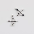 Detail von Bogen- und Pfeilanhängern aus Silberlegierung mit Zirkon-Inlay - Silber / Weißer Zirkonia