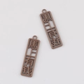 Detail eines braunen rechteckigen Legierungsanhängers mit Reliefschrift für DIY-Schmuck - Khaki