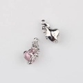 Detailansicht des rosa Herz-Anhängers mit Legierungs-Rose und glatter Rückseite - Silber / Rosa