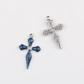 Details von Kreuzanhängern mit blauem Emaille-Marmoreffekt und gehämmerter Silberoberfläche - Blau