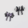Detalle de dije de moño en metal negro con circonitas púrpuras para joyas DIY - Base Negro de Fusil Strass Púrpura