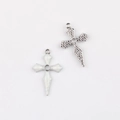 Details von silbernem Kreuzanhänger mit Hammerschlag und weißem Emaille-Kreuz - Weiß