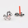 Pendientes de caballo plateados con detalle frontal y aguja trasera con tapa roja - Plateado Hacia la Derecha