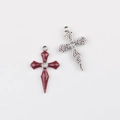 Detailansicht von Kreuzanhängern mit roter Emaille und silberner Hammerschlag-Textur - Rot
