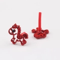 Detail van rode paardenoorsteker met hol ontwerp en zwarte zirkoon accenten op wit - Rood Links Gericht