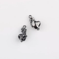 Detailaufnahme von gunmetal Herzanhängern mit gotischen Rosen- und Dornenmotiven - Waffenschwarz-Basis Schwarzer Zirkonia