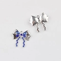 Vista detallada de colgantes de lazo de plata con diamantes de imitación azules para joyas DIY - Base Plateada Diamante de Imitación Azul