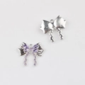 Detalle macro de colgantes de lazo con circonitas moradas para creación de joyas DIY - Base Plateada Strass Púrpura