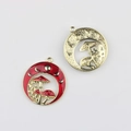 Detalle de colgantes de aleación con esmalte rojo de hongo y luna para bisutería artesanal - Base de Oro Rojo