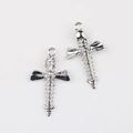 Primer plano detallado de dos colgantes góticos de cruz de calavera para joyería DIY - Blanco K/Plata