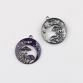 Detalle de colgantes esmaltados de seta y luna en color púrpura y plata antigua para DIY - Base Negro de Arma Púrpura