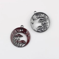 Detalle de colgantes de hongo y luna creciente con esmalte y acabado plateado - Base Negro de Arma Rojo