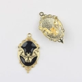 Detalle del colgante de murciélago con relieve frontal y acabado trasero texturizado - Base de Oro Negro