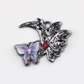 Detailansicht Schmetterlingsanhänger mit rotem Schmuckstein und Glitzerflügeln - Gunmetal