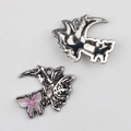 Detail von Schmetterling und Mondsichel Anhänger mit rosa Zirkon und Glitzer-Harz - Altsilber Basis Rosa