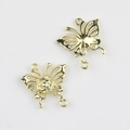 Detalle de colgante de mariposa dorada con relieve de rosa y dos anillos para joyería DIY - Dorado