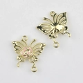 Detalle macro de conectores de mariposa de aleación con rosas rosas y baño de oro - Base de Oro Rosa