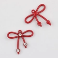 Detalle macro de colgantes de lazo lacados en rojo con circonitas y aros de colgar - Rojo