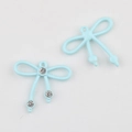 Detalle de dijes de lazo azul claro con circonitas y aros para joyería DIY - Azul cielo