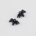 Dettaglio di due ciondoli a forma di pony neri in lega smaltata per creazione gioielli fai-da-te - Nero