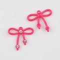 Detalle de colgantes de lazo esmaltado rosa con diamantes para bisutería DIY - Rosa rojo
