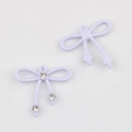 Detalle macro de colgantes de lazo esmaltado lavanda con engaste de circonitas brillantes - Lavanda