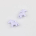 Dettaglio di due ciondoli a forma di cavallo color lavanda per la creazione di gioielli - Viola