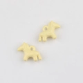 Detailopname van twee roomgele ponyhangers van legering voor DIY-sieradenaccessoires - Lichtgeel