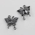 Detalle de conectores de mariposa en aleación con relieve de rosa para joyería DIY - Gris metalizado