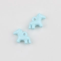 Detailopname van lichtblauwe ponyhangers met emaille voor het maken van DIY-sieraden - Hemelsblauw